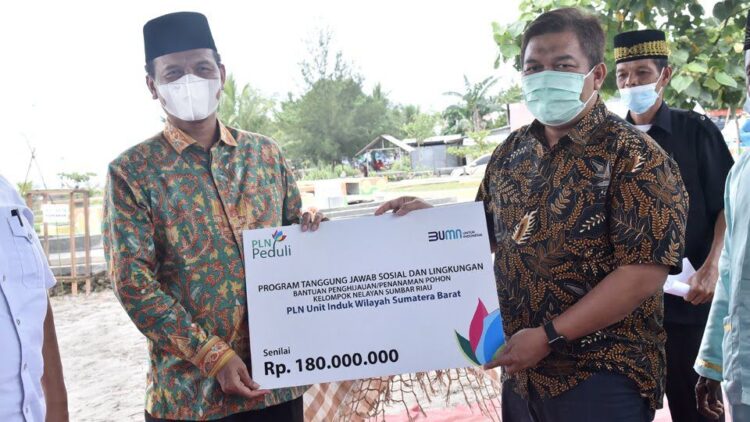SIMBOLIS—General Manager PLN Unit Induk Wilayah (UIW) Sumbar Toni Wahyu Wibowo, serahkan secvara simbolis kepada Wako  Pariaman, Genius Umar.