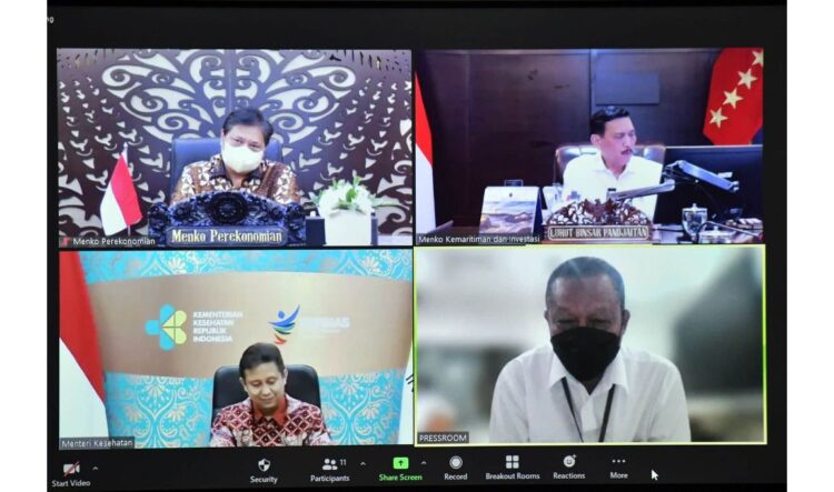 KETERANGAN PERS— Menko Perekonomian Airlangga Hartarto, Menko Marves Luhut Binsar Pandjaitan, dan Menkes Budi G Sadikin, serta Asdep Humas dan Protokol Setkab Said Muhidin dalam Keterangan Pers usai Ratas Evaluasi PPKM, Senin (20/12).