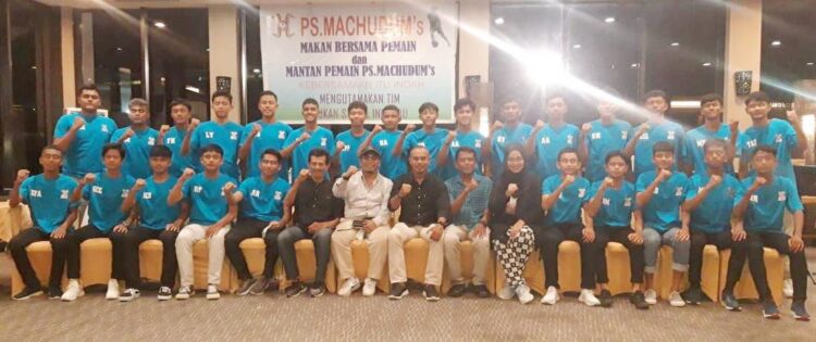 SILATURAHMI— Pelatih dan jajaran manajemen serta pemain PS Machudums mengadakan makan bersama sekaligus silaturahmi dengan para mantan pemain klub legendaris tersebut, Sabtu (18/12).