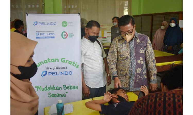 KHITANAN MASSAL— GM PT Pelindo Regional 2 Teluk Bayur, Nunu Husnul Khitam saat menyaksikan proses khitanan massal di SDN 06 Rawang Teluk Bayur, Padang Selatan, Sabtu (25/12).
