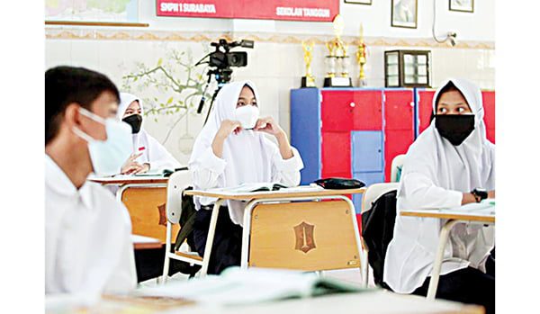 PTM Penuh Tahun Depan, Nadiem Minta Guru Ajari Murid Terapkan Prokes 1 TATAP MUKA— Pelaksanaan PTM wajib menerapkan 3M, yakni memakai masker, mencuci tangan pakai sabun dan menjaga jarak.