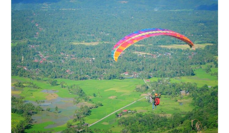 PARALAYANG— Festival Paralayang Bukik Lambe, Taratak Kubang dihelat selama dua hari, Jumat dan Sabtu (3-4/12) berlangsung sukses.