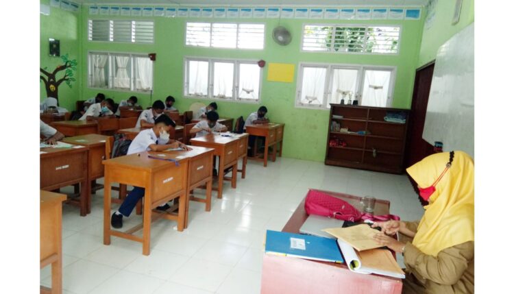 UJIAN HARI PERTAMA— Sejumlah siswa SMP N 21 Padang mengikuti ujian semester ganjil Tahun Ajaran 2021/2022, Senin (6/12). Di hari pertama, siswa harus mengikuti materi ujian pelajaran PKn dan Matematika.