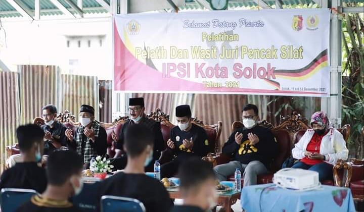 PELATIHAN IPSI SOLOK— Wakil Wali Kota Solok Ramadhani Kirana Putra saat membuka pelatihan bagi pelatih, juri dan wasit IPSI Kota Solok.