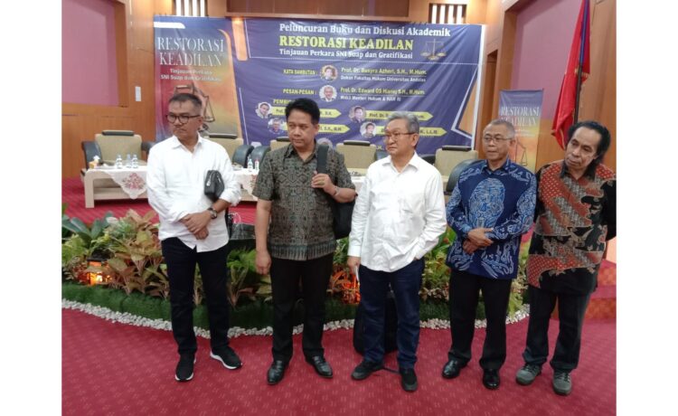 Wartawan Senior Pitan Daslani Luncurkan Buku Restorasi Keadilan, Tinjau Perkara Gula SNI, Suap dan Gratifikasi 1 PELUNCURAN BUKU-Pitan Daslani bersama pakar dan akademisi hukum dalam kegiatan peluncuran sekaligus bedah buku di aula pascasarjana Fakuktas Hukum Universitas Andalas, Rabu (8/12).