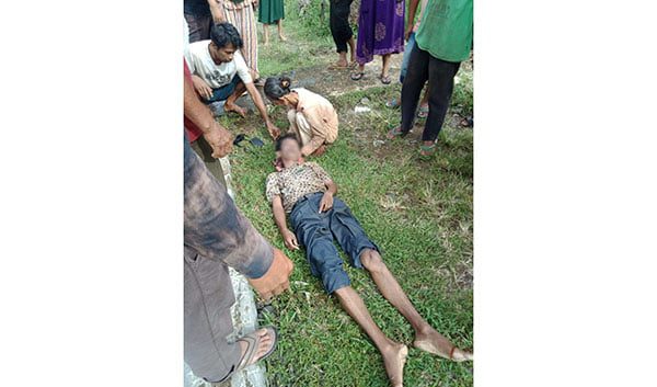 TEWAS— Erminatif  (62) tak kuasa menahan tangis memandangi anaknya bernama Rita Mulyadi yang sudah menjadi mayat usai dievakuasi dari saluran irigasi.