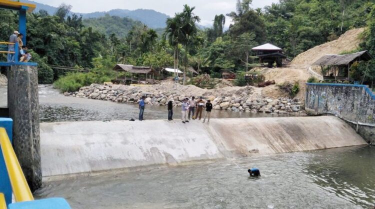TINJAU— Dinas  PUTR Pemkab Pasaman saat meninjau kegiatan irigasi  Batang Sontang Kecamatan Padang Gelugur.