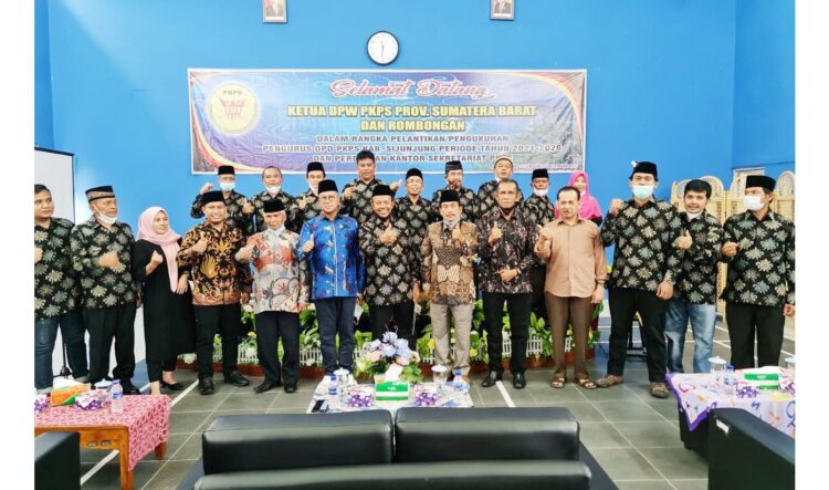 DPD PKPS Sijunjung sebagai Mitra Pemerintah 1 FOTO BERSAMA— Pengurus DPD PKPS Sijunjung foto bersama usai dilantik Ketua DPW PPS Sumbar S Budi Syukur.