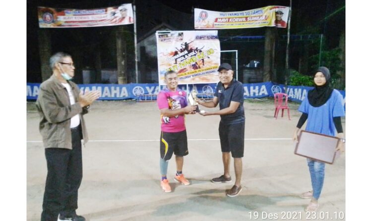 Turnamen Volley Ball HUT ke-50 Klub IVAND, Bangkitkan Optimisme Regenerasi Atlet IVAND Padang 1 SERAHKAN—Ketua Umum MAVI Sumbar Sam Salam menyerahkan trofi dan hadiah kepada IOS Sarang Gagak, Padang sebagai juara.