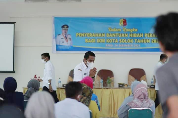 Penyerahan bantuan hibah kepada masyarakat pelaku usaha