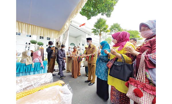BAZAR— Dalam memeriahkan peringati Hari Jadi Kota yang ke 237, Pemko Bukittinggi melaksanakan bazar murah, dalam memberikan semangat kepada pelaku UMKM.
