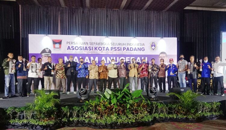MALAM ANUGERAH— Sebelas insan sepakbola Kota Padang foto bersama usai menerima penghargaan dari Askot PSSI Padang.