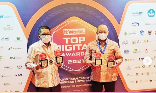 PENGHARGAAN— Wali Kota Padang Hendri Septa bersama Dirut Perumda Air Minum Padang menerima penghargaan Top Digital Awards 2021 di Raffles Hotel, Selasa (21/12).