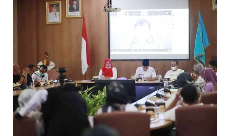 SAYEMBARA— Wakil Wali Kota Solok Ramadhani Kirana Putra memimpin presentasi peserta sayembara desain penataan kawasan Pasar Raya Solok.