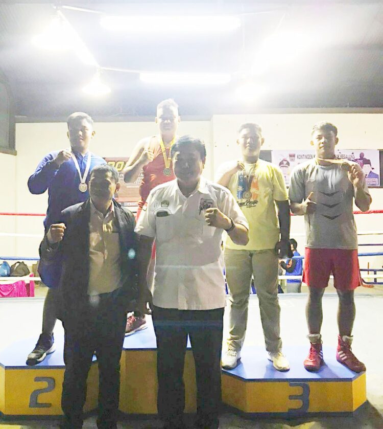 Sasana Tinju Garuda Sakti Boxing Camp Telkom, Hasil Latihan, Dulang 6 Medali di Porkota 1 MEDALI PORKOTA— Owner Garuda Sakti Boxing Camp Telkom Sumbar Effendi dan Ketua Pertina Sumbar Togi P Tobing mendampingi atlet tinju sasana Garuda Sakti Boxing yang menerima medali di arena Porkota 2021.