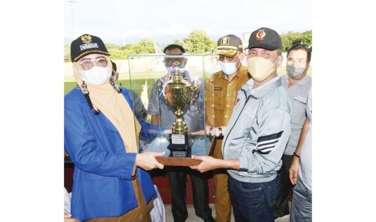 Melalui Porkota Lahirkan Atlet Berprestasi 1 SERAHKAN— Pj Sekretaris Kota Padang Arfian menyerahkan trofi juara umum kepada Camat Padang Timur.