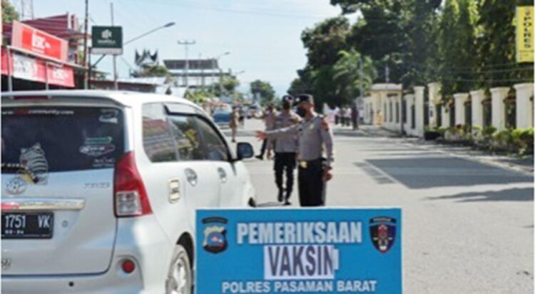 Polres Pasbar Imbau Warga yang Melintas di Depan Mapolres Divaksin 1 IKUTI— Polres Pasbar meminta warga yang melintas di depan Mapolres untuk mengikuti vaksinasi Covid-19.