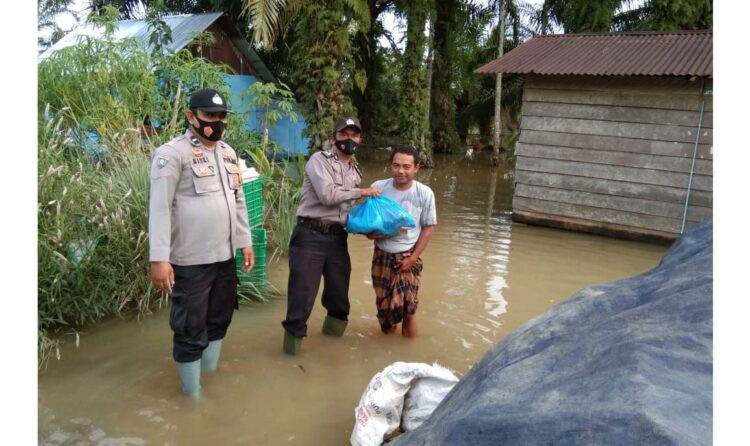 Peduli Korban Banjir, Polsek Lembah Melintang Bagikan Sembako 1 SERAHKAN SEMBAKO— Kapolsek Pasbar AKP Aditia Lidarman didampingi anggotanya serahkan bantuan sembako pada warga yang terdampak banjir, Senin (20/12).