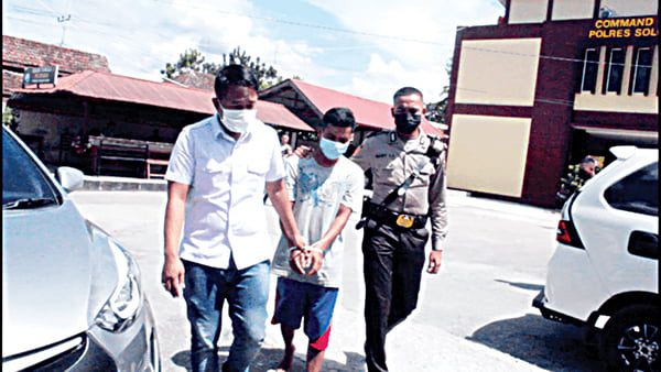 Pria Beristri Larikan Gadis Bawah Umur, Dibawa ke Riau, Tinggal di Pondok Perkebunan Sawit 1 LARIKAN GADIS— Pelaku Izen (32) digiring ke Mapolres Solok Kota usai ditangkap atas kasus melarikan anak di bawah umur.