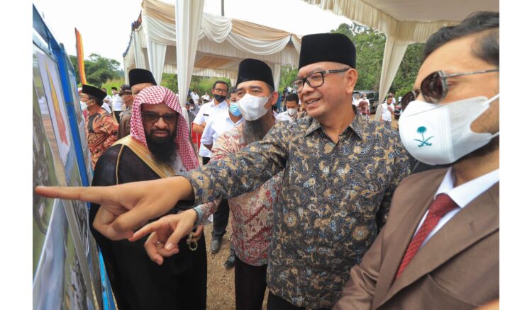 URAIKAN—Wali Kota Riza Falepi menguraikan rencana pembangunan masjid agung kepada Dubes Arab Saudi.