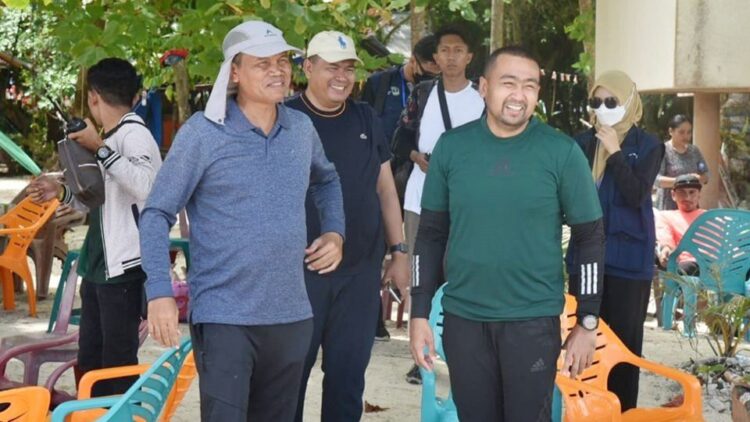 Wakil Gubernur Sumatera Barat Audy Joinaldi, kemarin, kagumi keindahan Pulau Angso Duo, dimana dirinya bersama dengan para penghoby Jetsky asal Padang, memacu Jetsky dari Kota Padang sampai Ke Pulau Angso Duo Kota Pariaman ini.