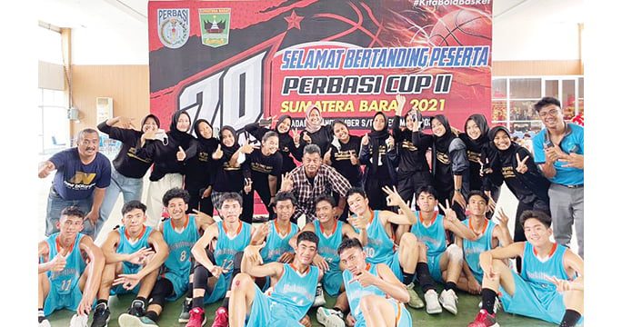Tim Basket Kota Jam Gadang Ukir Prestasi, Persiapkan Atlet Jelang Porprov 2023 1 FOTO BERSAMA— Dua tim basket Kota Bukittinggi foto bersama usai mengukir prestasi mengikuti kejuaraan tingkat Sumbar.