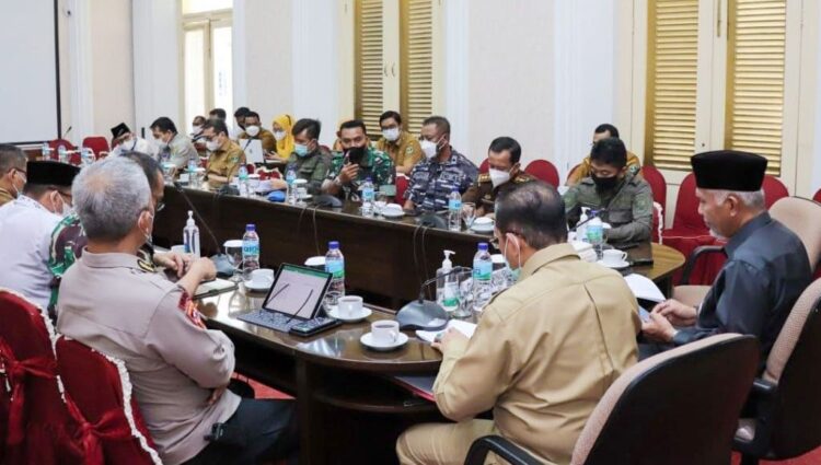 RAPAT— Gubernur Sumbar Mahyeldi memimpin rapat dengan Forkopimda di Istana Gubernur terkait Nataru.