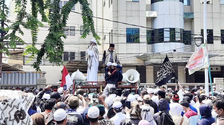 Tak Bisa Reuni 212 di Kawasan Patung Kuda, Massa Tutup Jalan KH Wahid Hasyim 1 ORASI—Ratusan massa reuni 212 saat melakukan orasi di tengah Jalan KH Wahid Hasyim, Jakarta Pusat, Kamis (2/12).