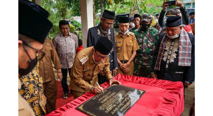 Bupati Tanah Datar Hadiri Prosesi Menaiki Rumah Gadang 1 BUBUHKAN TANDA TANGAN— Bupati Tanahdatar Eka Putra bubuhkan tanda tangan.