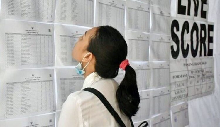 LIVE SCORE— Salah seorang peserta CAT melihat live score tes CPNS di Kantor Badan Pengembangn Sumber Daya Manusia (BPSDM).