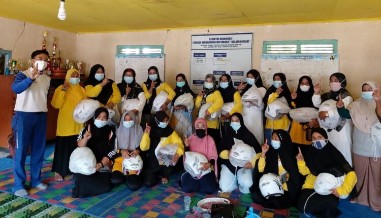 SOSIALISASI-Instruktur Safety Riding Menara Agung, Riandy Monru bersama peserta seminar kselematan berkendara di Kabupaten Limapuluh Kota.