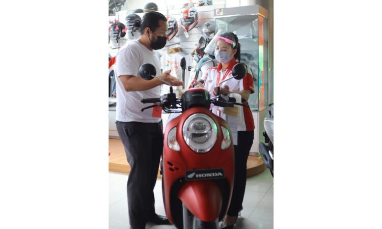 PAPARKAN-Sales marketing Menara Agung memaparkan fitur-fitur yang disematkan pada All New Honda Scoopy.
