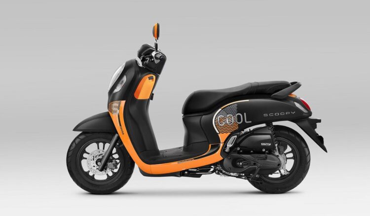 TAMPILAN BARU-New Honda Scoopy hadir dengan perubahan warna dan stripe yang memperkuat karakter unik dan fashionable bagi para penggunanya.