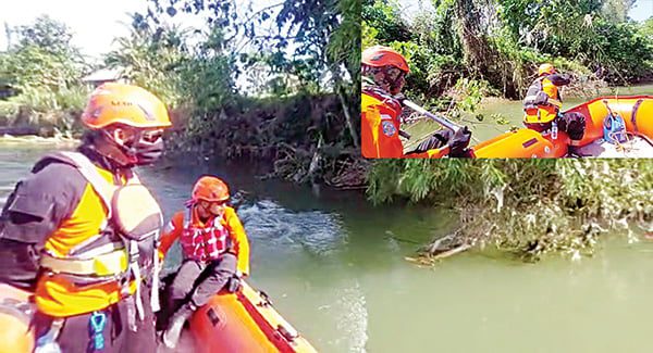 PENCARIAN— Petugas SAR saat melakukan pencarian terhadap korban Rasidah (41) yang hilang di Sungai Batang Kuranji, Padang.