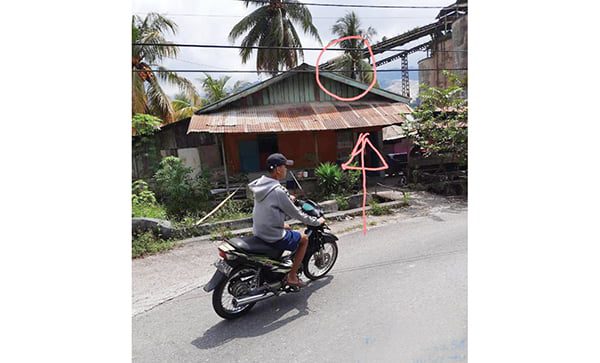 Kabel Telkom Menjuntai ke Jalan Ganggu Pengendara di Kelurahan Batu Gadang RT 03 RW 01 1 MENJUNTAI KE JALAN— Kabel telepon menjuntai ke jalan dan menganggu kenyamanan pengendera di RT 03 RW 01, Kelurahan Batu Gadang, Kecamatan Lubukkilangan (Luki).