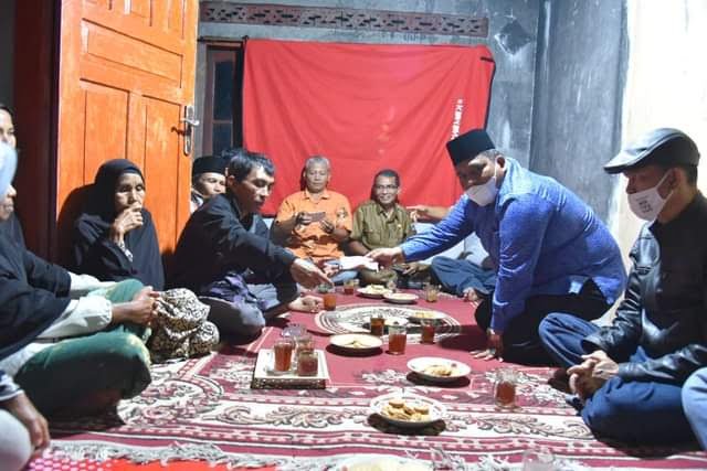 SERAHKAN BANTUAN—Bupati Padangpariaman Suhatri Bur serahkan bantuan kepada korban kebakaran.