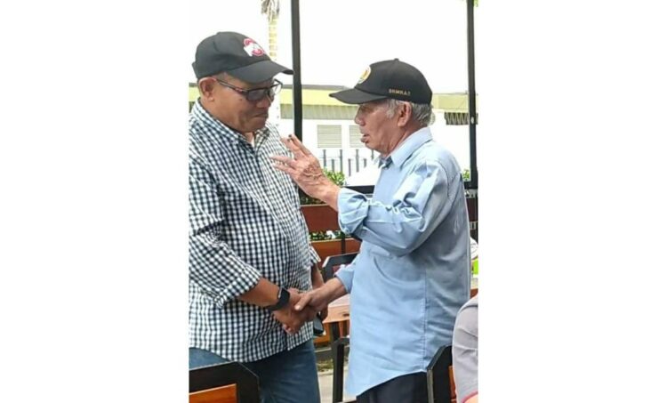 BERSALAMAN— Prof DR Syahrial Bakhtiar bersalaman dengan seorang pengurus cabang olahraga catur.