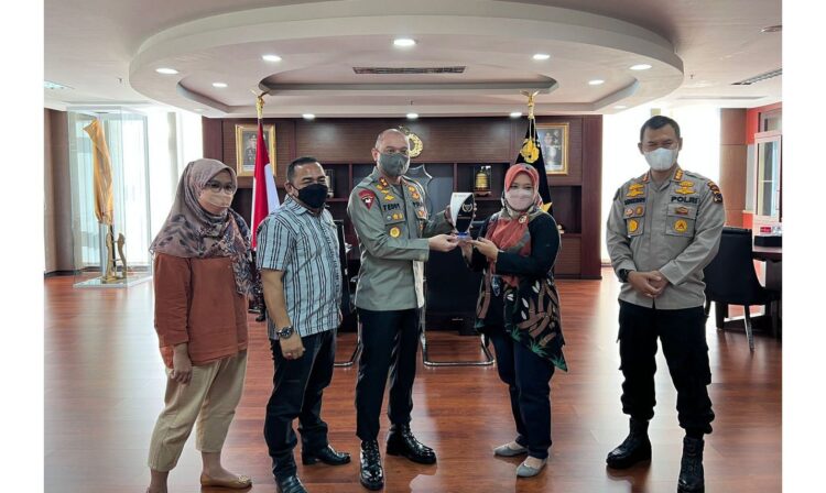 TERIMA PLAKAT— Kapolda Sumbar Irjen Pol Teddy Minahasa Putra menerima plakat Tokoh Keterbukaan Informasi Publik Sumbar 2021 yang diserahkan Komisioner KISB Adrian Tuswandi  didampingi Komisioner KISB bidang Kelembagaan Tanti Endang Lestari.