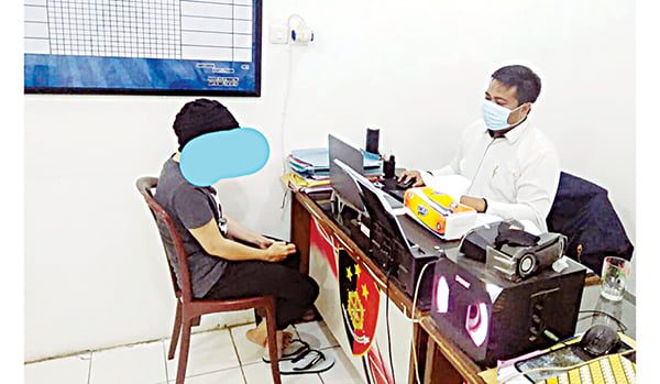 SELEWENGKAN UANG— Pelaku SM (34) ditahan di Polres Limapuluh Kota atas kasus penggelepan uang perusahaan di tempatnya bekerja sebagai kasir.