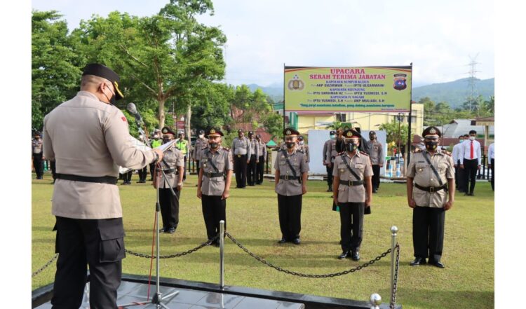SERTIJAB--Kapolres Sijunjung AKBP Muhammad Ikhwan Lazuardi SH SIK MHum memimpin Sertijab para Kapolsek di lingkungan Polres Sijunjung.