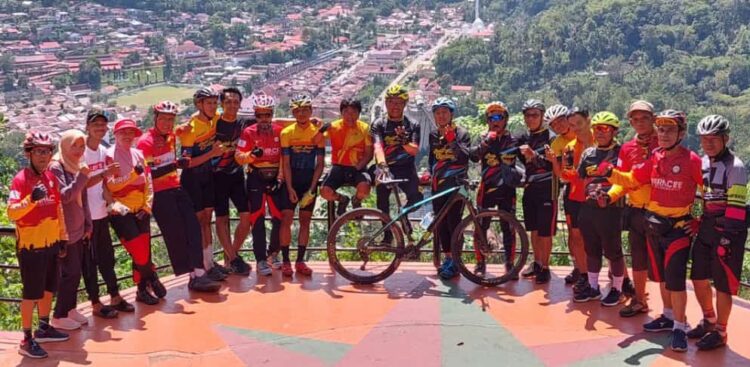 FOTO BERSAMA— Tim BCC Tanjung Enim dan tim ABC Sawahlunto foto bersama usai mengayuh sepeda dan mengeksplore objek wisata dari depan kantor PTBA Sawahlunto melewati Kota Tua Sawahlunto hingga sampai ke Puncak Cemara.