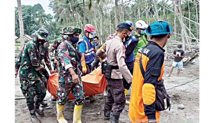 EVAKUASI—Tim SAR gabungan mengevakuasi jenazah korban bencana awan panas guguran Gunung Semeru pada Senin  (6/12).