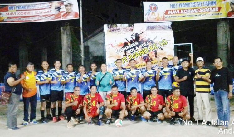 Turnamen HUT Ivand ke-50, Kalahkan Tuan Rumah, Tim Agam Raih Juara 1 FOTO BERSAMA— Tim bola voli Luak Agam foto bersama setelah menjuarai kelompok umur 40 tahun Turnamen HUT Klub bola voli Ivand yang ke 50.