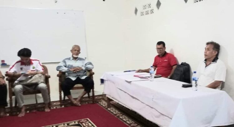 PIMPIN RAPAT— Sekum Pengkot PBSI Padang Akhirudin pimpin rapat teknis pelaksanaan pertandingan cabor bulutangkis di Porkota 2021.