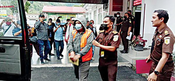 DIBAWA KE RUTAN— Tersangka ISP digiring ke mobil tahanan Kejari Sawahlunto lalu dibawa Rutan Kelas II B Sawahlunto.