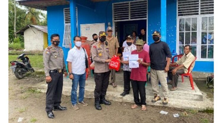 BAGIKAN SEMBAKO— Kapolres Pasbar membagikan sembako untuk peserta vaksinasi Covid-19.