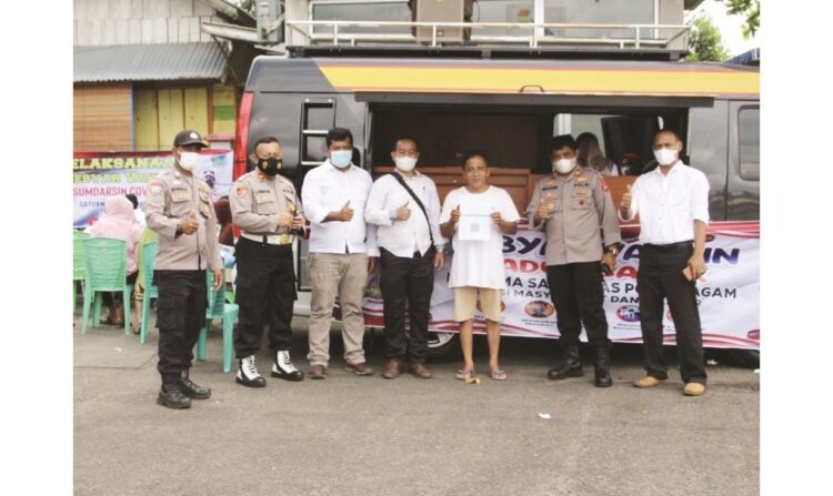 GERAI VAKSIN— Polres Agam mendirikan gerai edukasi dan vaksinasi gratis di SPBU di Lubukbasung, Senin (13/12).