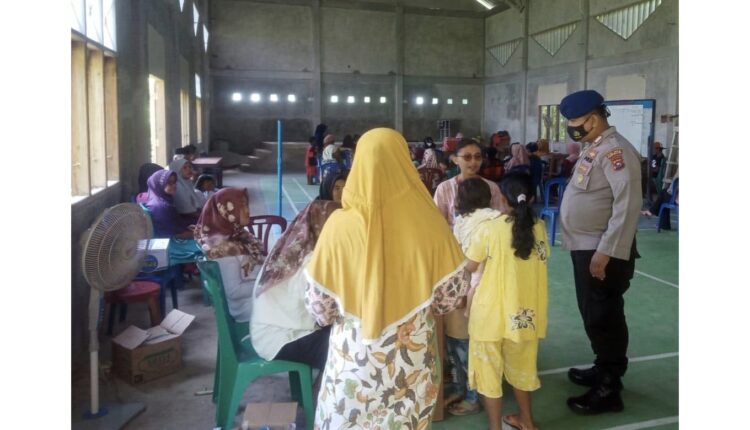 KEBUT VAKSINASI— Pelaksanaan vaksinasi Covid-19 di Pessel yang terus dilakukan, meski hari libur atau akhir pekan.