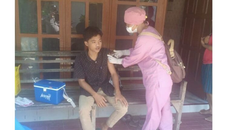 Percepat Vaksinasi Covid-19, Polres Mentawai Datangi Rumah-rumah Warga 1 SUNTIK—Petugas menyuntikkan vaksin Covid-19 kepada warga Mentawai di rumahnya, dalam program percepatan vaksinasi kepada masyarakat.