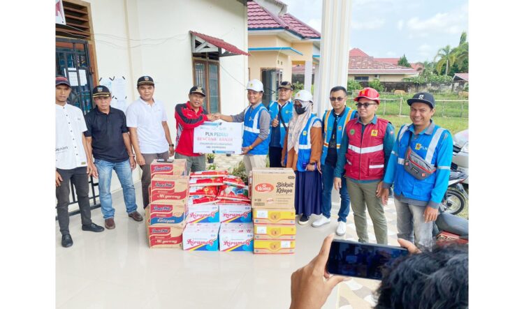 YBM PLN UP3 Solok Serahkan Bantuan Korban Banjir Nagari Abai Siat dan Bonjol 1 SERAHKAN BANTUAN--YBM PLN UP3 Solok menyambangi sembari menyerahkan bantuan terhadap korban banjir di Nagari Abai Siat dan Bonjol Kabupaten Dharmasraya, Rabu (15/12).